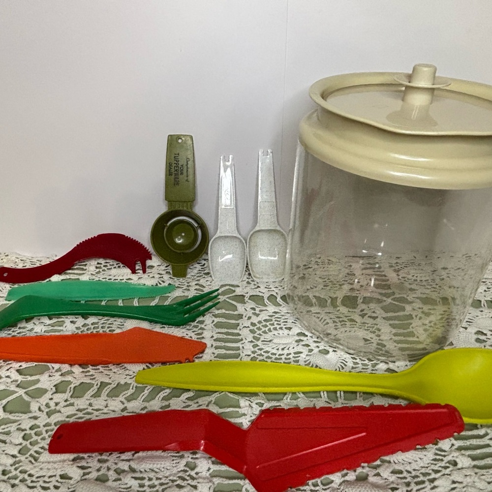 Lot of Vintage‎ Tupperware Kitchen Utensil Set with Cream Jar